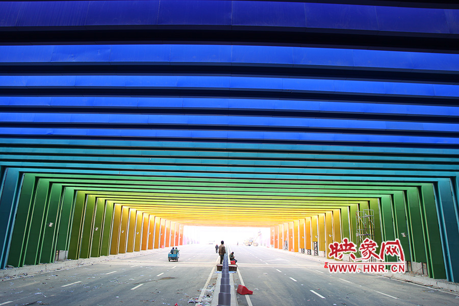 出隧道時(shí)由顏色過渡為紫色。