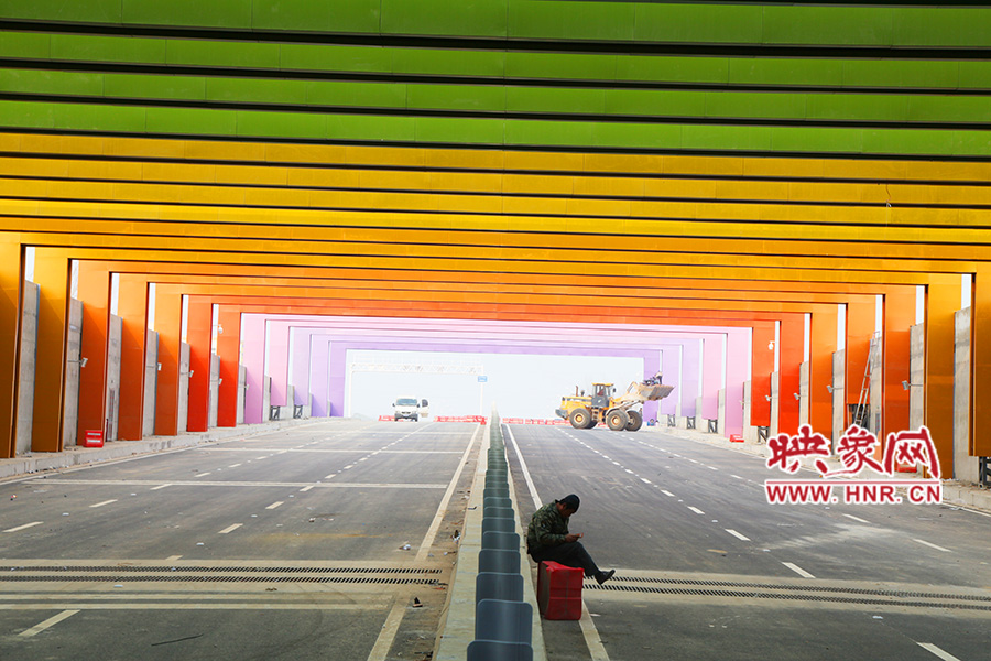 圖為一工人在隧道內(nèi)休息。