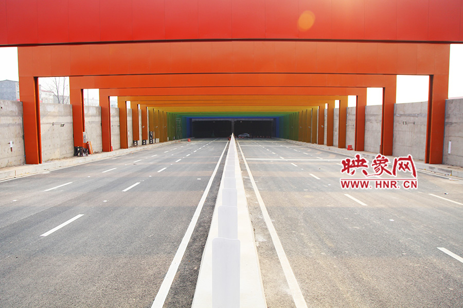 記者駕車體驗(yàn)。