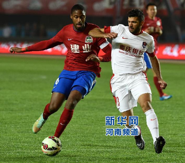 河南建業(yè)隊(duì)隊(duì)員戈麥斯（左）與重慶力帆隊(duì)隊(duì)員吉利奧蒂在比賽中拼搶。