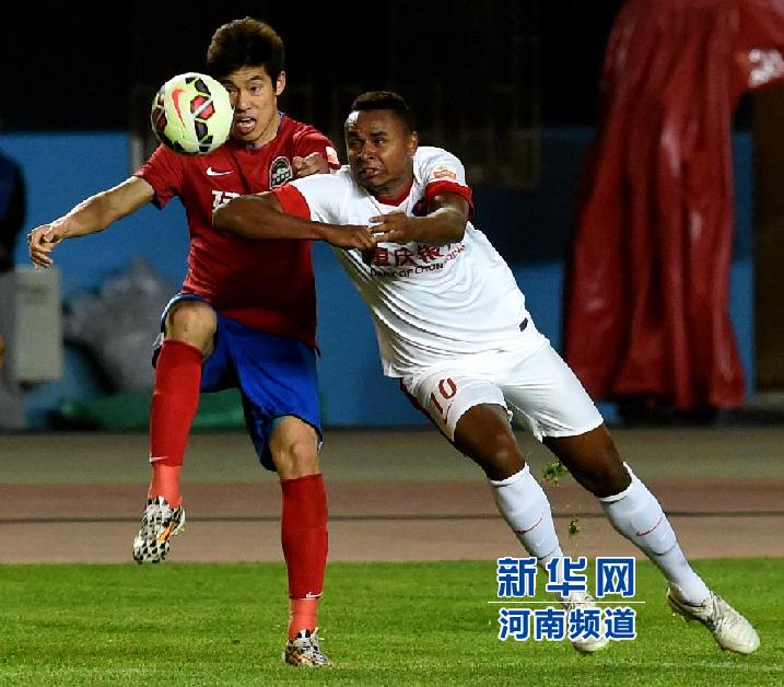 重慶力帆隊(duì)隊(duì)員科爾霍（右）在比賽中拼搶。