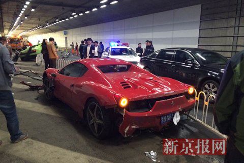 一輛蘭博基尼與一輛法拉利發(fā)生事故，現(xiàn)場(chǎng)狀況慘烈