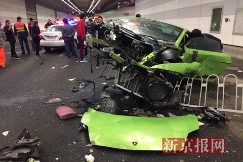 一輛蘭博基尼與一輛法拉利發(fā)生事故，現(xiàn)場(chǎng)狀況慘烈