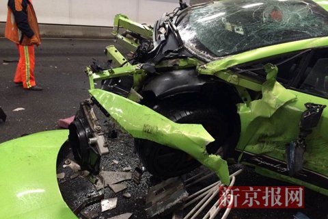 一輛蘭博基尼與一輛法拉利發(fā)生事故，現(xiàn)場(chǎng)狀況慘烈