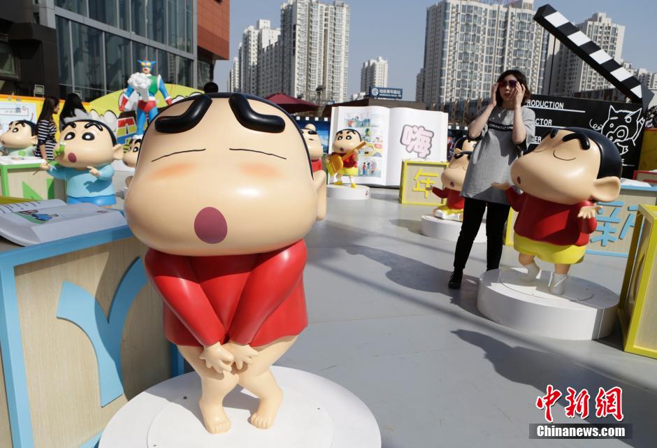 4月22日，游客參觀蠟筆小新特展?！跋灩P小新25周年紀念特展”日前在北京開展