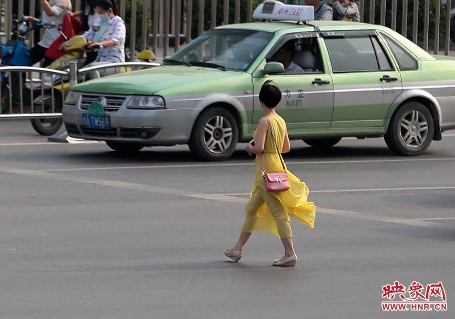 飄逸的長(zhǎng)裙，在街頭很吸引眼球