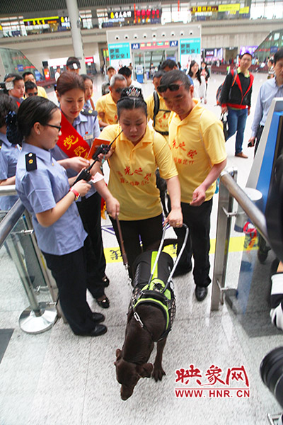 檢票進(jìn)站。