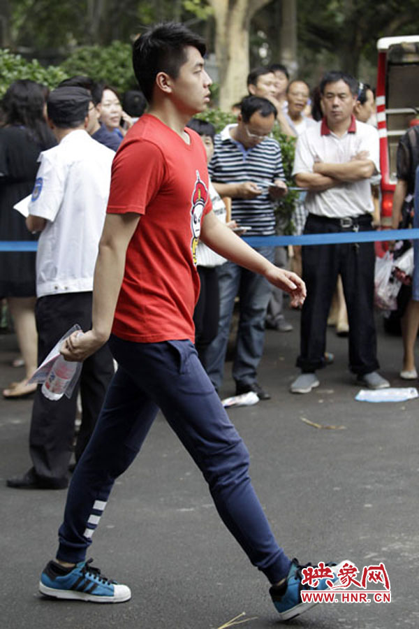 鄭州回中考點，考生自信入場。