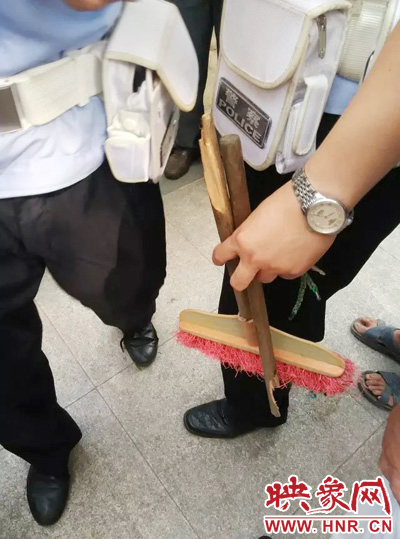 老太從環(huán)衛(wèi)工手中奪過(guò)掃帚，用腳踩斷，用力向環(huán)衛(wèi)工人的手上和腿上敲去。