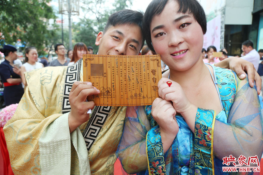 一對兒情侶現(xiàn)場展示“賣身契”內(nèi)容。