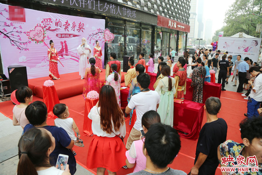 活動現(xiàn)場，聚集了大量圍觀群眾。