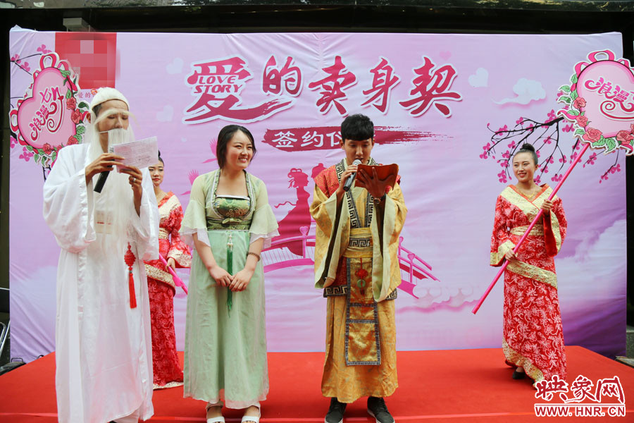 男子現(xiàn)場宣讀“賣身契”的內(nèi)容，讓大家作證。