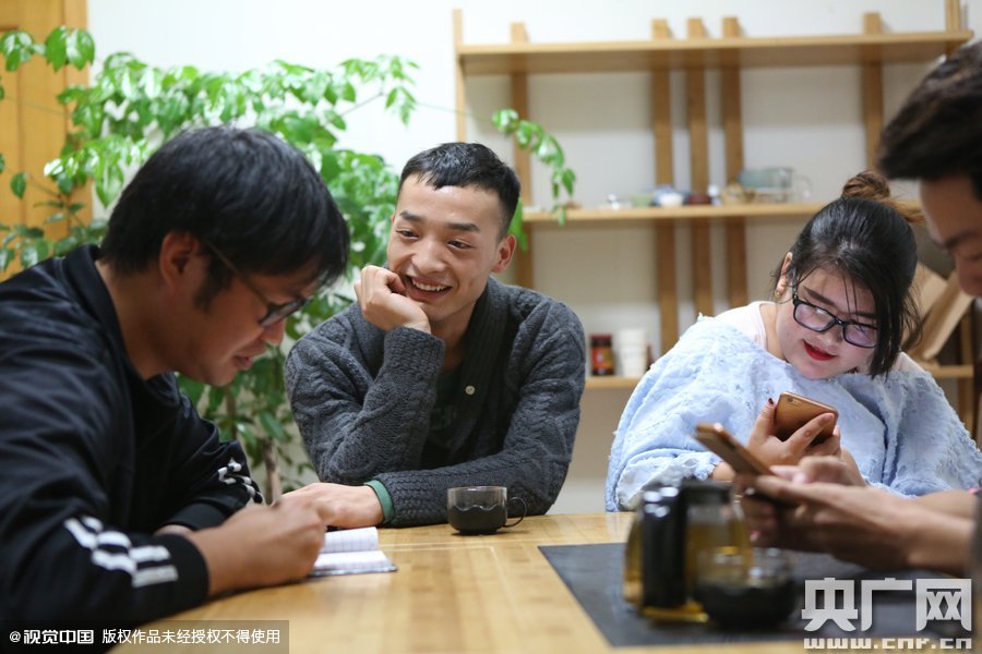 網(wǎng)絡(luò)紅人葉良辰現(xiàn)身浙江臺州，接受記者的專訪。