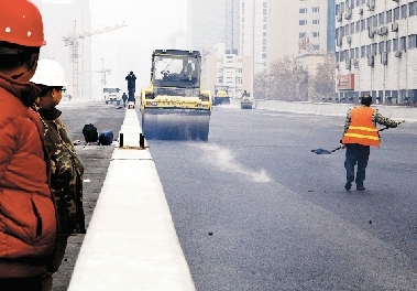 昨日農(nóng)業(yè)路高架第八標(biāo)段已經(jīng)開始鋪設(shè)瀝青。