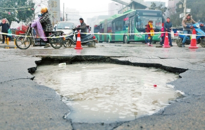 　路面陷了個大坑，下面是自來水公司的主管道。