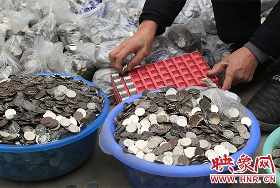 這筆“巨資”大部分已被員工清點好，都是1元硬幣，每500元用一小袋裝起來。