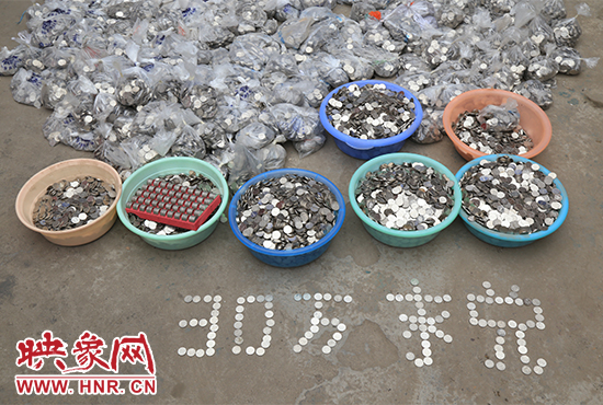 據(jù)負責(zé)清點“巨資”的張大爺介紹，這筆“巨資”積攢了兩個月左右，有30萬左右，重達3000多斤。