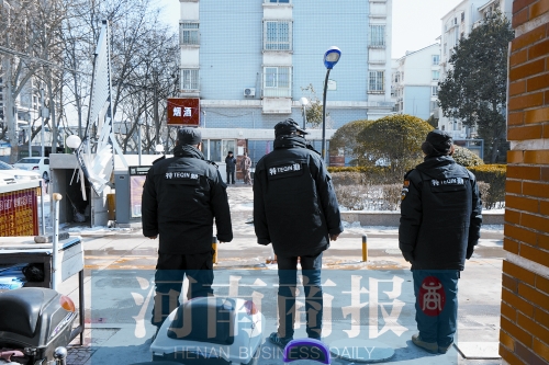 小區(qū)門(mén)口有兩撥保安把門(mén)，分屬不同的物業(yè)公司