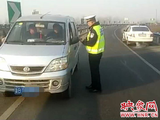 2月3日，一名男子因錯過了路口不顧自身安全竟然在高速上逆行，被焦作高速交警逮個(gè)正著。