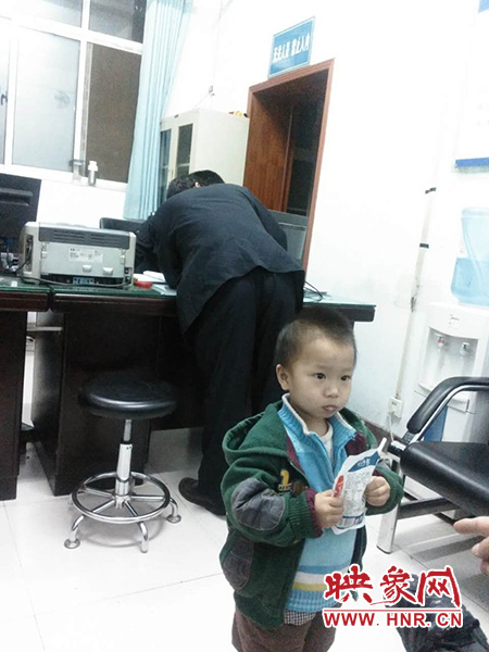 被抱到警務室的男童