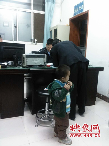 被抱到警務室的男童