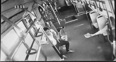 小情侶公交車上旁若無(wú)人吃西瓜，弄臟車廂環(huán)境引不滿。