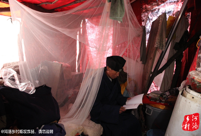 鄰居因?yàn)榱獯?，弄壞了他幾根肋骨，他要求鄰居一萬塊錢賠償，經(jīng)有關(guān)部門協(xié)調(diào)，最終以八千塊錢了結(jié)。老崔理直氣壯的說：這不是對(duì)我的賠償，這是褻瀆女媧娘娘的懲罰。