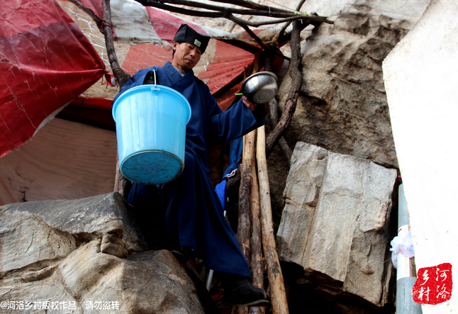 老崔居住的地方?jīng)]有通電，有了手機(jī)之后，就多了一項(xiàng)差事，隔天需要下山找地方給手機(jī)充電。一年多來，經(jīng)常上山下山，加上誦經(jīng)燒香，老崔的身體硬朗了很多，山路上行走，甚至比途經(jīng)的驢友更加迅速。