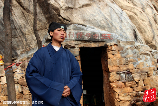 在這個(gè)山洞住多久，他沒有時(shí)間表，他說要看自己的內(nèi)心，修行夠了就離開，如果需要繼續(xù)修行，就從這里“安老病死