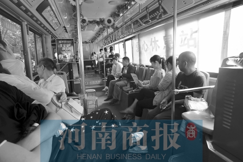 高考家長坐公交“討彩頭” 網(wǎng)友提醒：“別坐985路” 為啥？