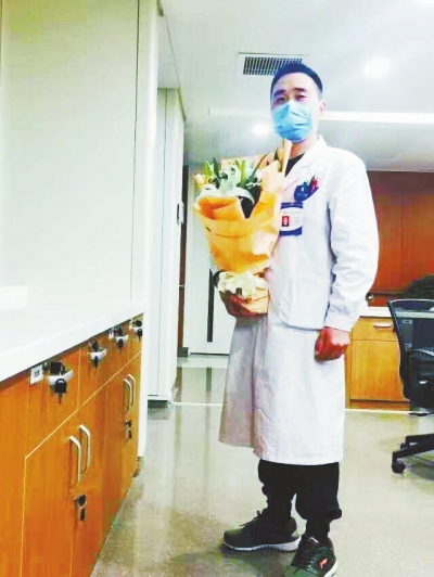 王運(yùn)明時(shí)常收到患者送來(lái)的花束，談起救人，他說(shuō)都是身為醫(yī)生應(yīng)該做的。