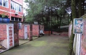 緊挨鐵山坪基地，有一條“迷你”街道，雖然簡(jiǎn)陋，但尚未拆去的店鋪名稱顯出了曾經(jīng)的“繁華”。組圖/記者倪志剛