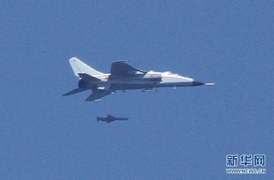 資料圖：中國飛豹戰(zhàn)機發(fā)射導彈，精確打擊海上目標。