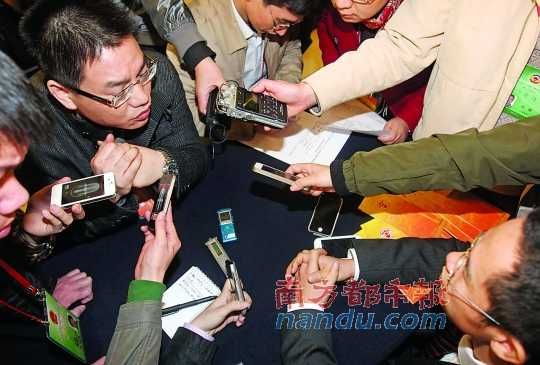 咨詢問政會(huì)上，記者的錄音設(shè)備遍布臺(tái)面。南都記者 馮宙鋒 攝