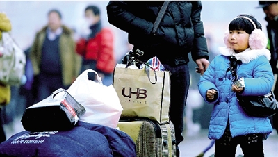 昨天上午，一名隨家長(zhǎng)回老家的小女孩在等候進(jìn)站。