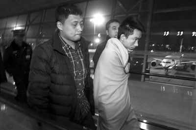 昨日，首都機(jī)場(chǎng)，跨國綁架勒索團(tuán)伙首犯中國籍男子奚某被押解回國。新京報(bào)記者 尹亞飛 攝