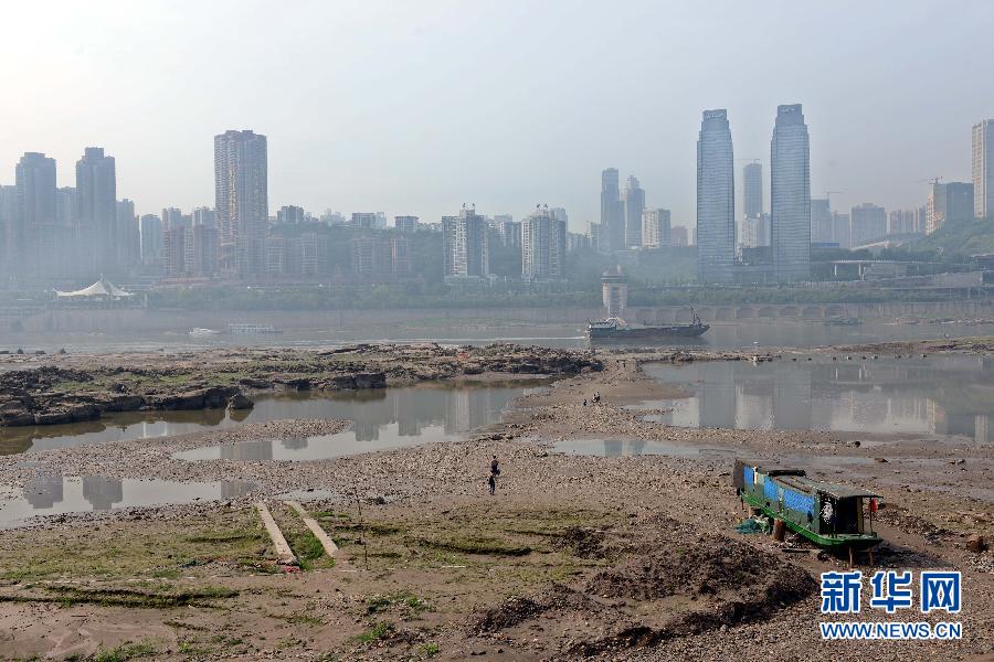 長江重慶段水域大片江灘裸露(5月4日攝)。