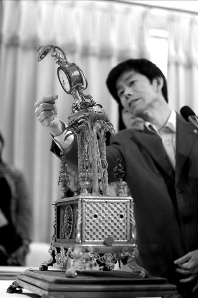 昨天，故宮文物修復(fù)專家向記者介紹“人打鐘”的損壞情況。圖/CFP