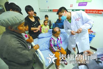 醫(yī)生為小麗作檢查。