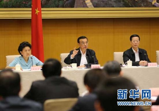 　5月13日，國(guó)務(wù)院召開(kāi)全國(guó)電視電話會(huì)議，動(dòng)員部署國(guó)務(wù)院機(jī)構(gòu)職能轉(zhuǎn)變工作。中共中央政治局常委、國(guó)務(wù)院總理李克強(qiáng)發(fā)表講話。 新華社記者劉衛(wèi)兵 攝