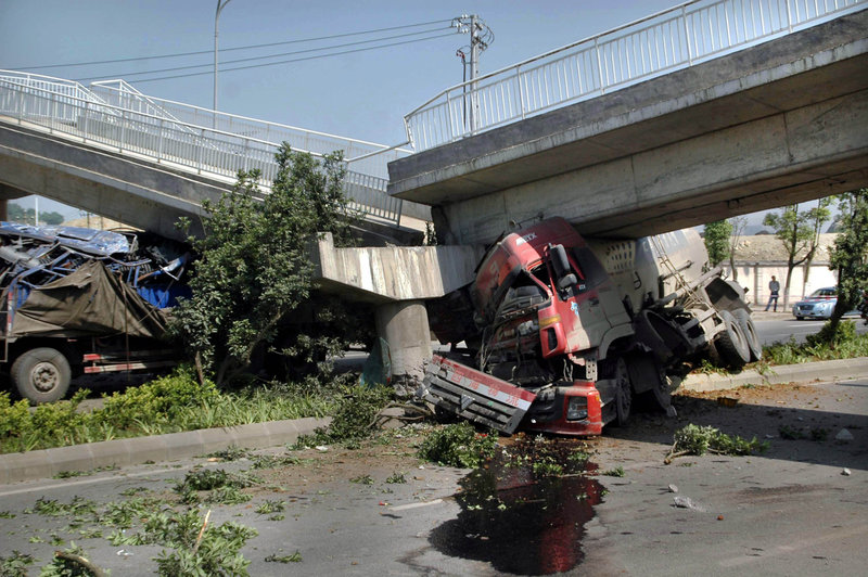 貴陽(yáng)大罐車攔腰撞垮人行天橋