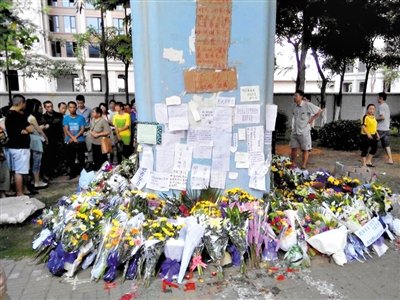 　昨日，廈門市民在BRT的橋墩下放上鮮花悼念逝者。新京報(bào)記者 郭鐵流 攝