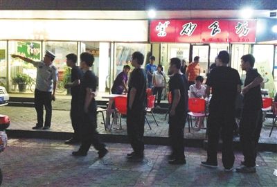 6月13日晚10點，朝陽區(qū)國美第一城附近，一名城管隊員帶領(lǐng)一隊協(xié)管例行巡查街邊大排檔。新京報記者 尹亞飛 攝