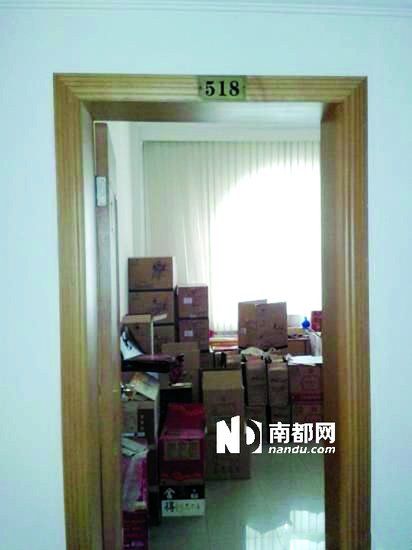 　江蘇靖江市工商局餐廳倉庫里被爆堆滿了高檔酒。
