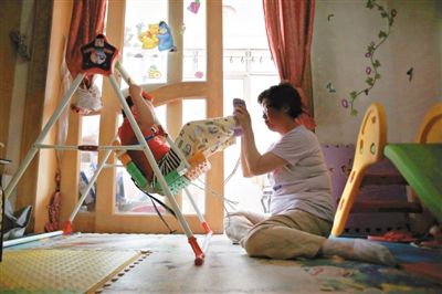 6月14日，未婚媽媽于軍的家里，她正在陪女兒悅悅玩耍。悅悅4歲了，因為沒有爸爸的信息而始終上不了戶口。