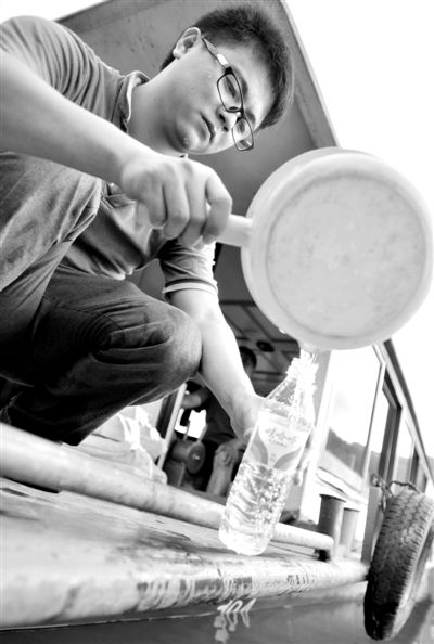 昨日，合面獅段水域，工作人員在取水檢測。據(jù)新華社