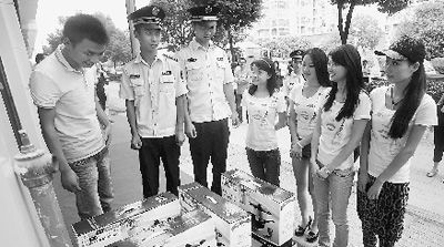 “美女執(zhí)法”。