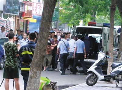 女童安全獲救后，嫌疑人被制服并由民警押出餐館。新華社發(fā)