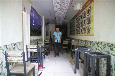 發(fā)生女童劫持事件的面館，事后現(xiàn)場(chǎng)一片狼藉。新京報(bào)記者 周崗峰 攝