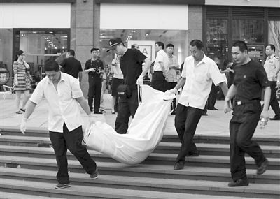 昨日,朝陽(yáng)區(qū)青年路大悅城東側(cè),一男子持刀行兇致兩人死亡。經(jīng)初步審查,嫌疑人自稱孝某(男,27歲,山東省沂水縣人),有精神病。目前,北京警方正聯(lián)系兩名受害人的親友。新華社發(fā)